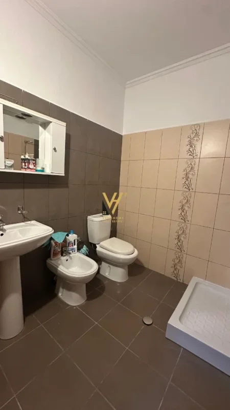Tirane, jepet me qera apartament 2+1+Ballkon Kati 5, 75 m² 820 € (SHESHI WILLSON)