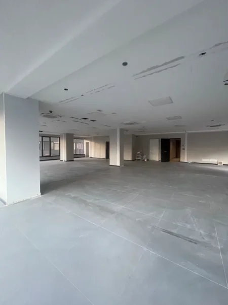 Tirane, jepet me qera ambjent biznesi Kati 1, 332 m² 5.312 € (Kompleksi Delijorgji)