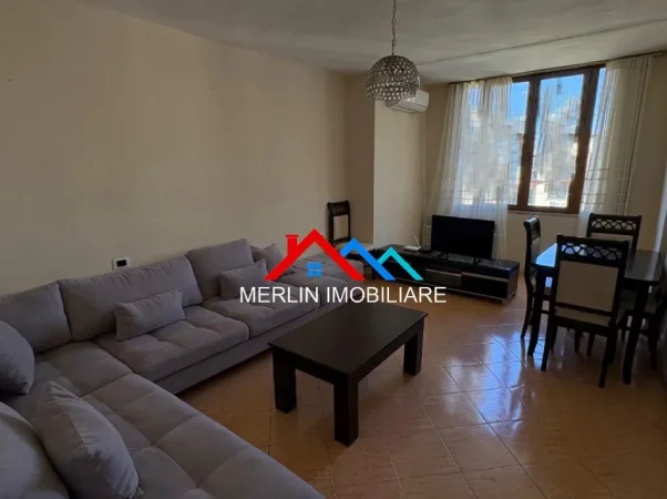 Tirane, jepet me qera apartament 2+1+Ballkon Kati 5, 70 m² 580 € (RRUGA PETRO NINI LUARASI,SHKOLLA E BALETIT)