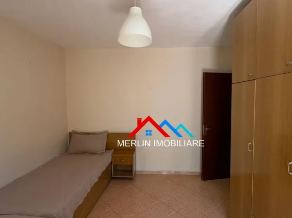 Tirane, jepet me qera apartament 2+1+Ballkon Kati 5, 70 m² 580 € (RRUGA PETRO NINI LUARASI,SHKOLLA E BALETIT)
