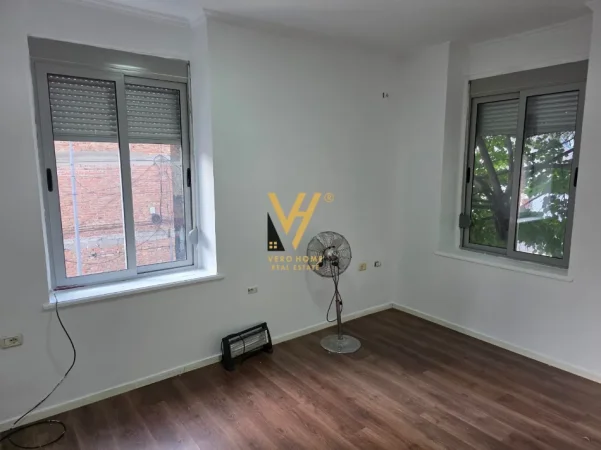 Tirane, jepet me qera zyre Kati 2, 75 m² 570 € (STADIUMI DINAMO)
