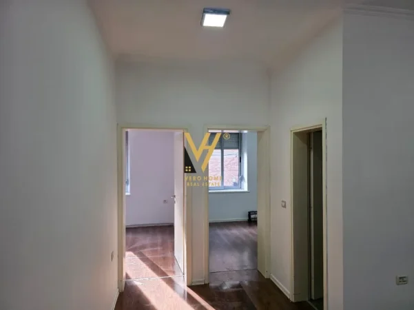 Tirane, jepet me qera zyre Kati 2, 75 m² 570 € (STADIUMI DINAMO)