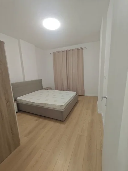 Tirane, jepet me qera apartament 1+1 , 430 € (Univers City)