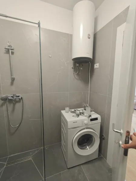 Tirane, jepet me qera apartament 1+1 , 430 € (Univers City)