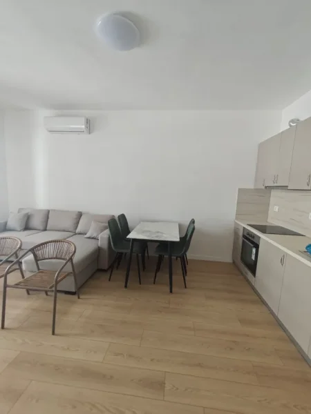 Tirane, jepet me qera apartament 1+1 , 430 € (Univers City)