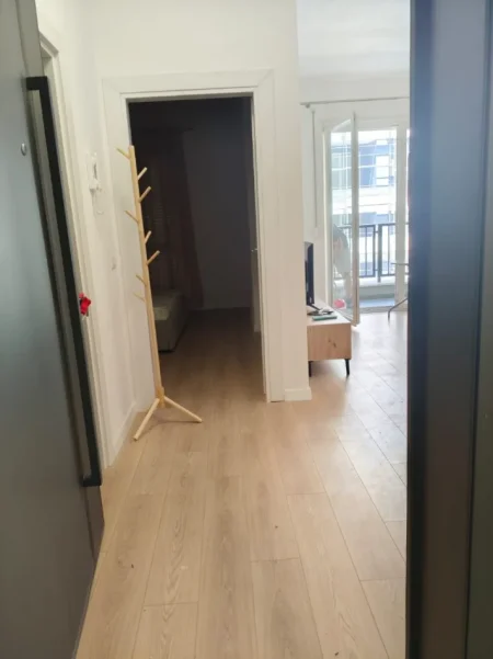 Tirane, jepet me qera apartament 1+1 , 430 € (Univers City)