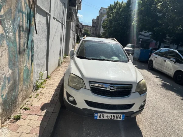 Tirane, shitet SUV Opel Antara Nafte, e bardhë automatik Kondicioner 97.000 km 5.501 €