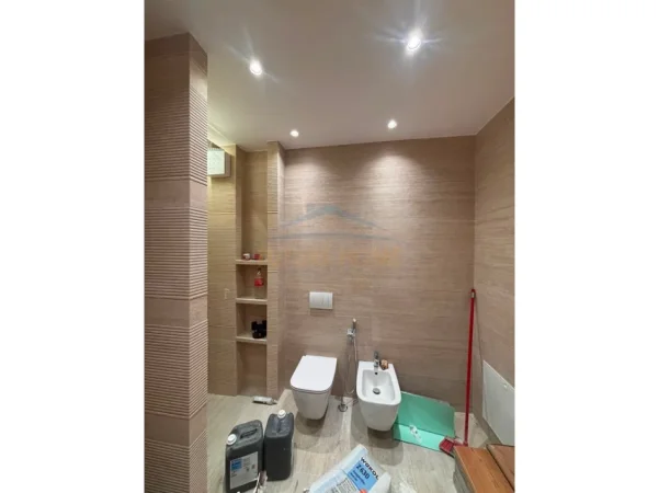 Tirane, jepet me qera zyre Kati 9, 1.500 €