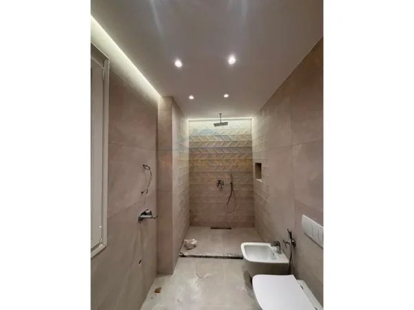 Tirane, jepet me qera zyre Kati 9, 1.500 €