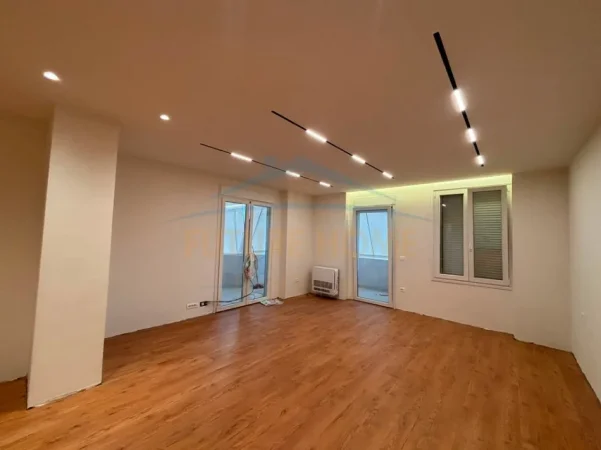 Tirane, jepet me qera zyre Kati 9, 1.500 €