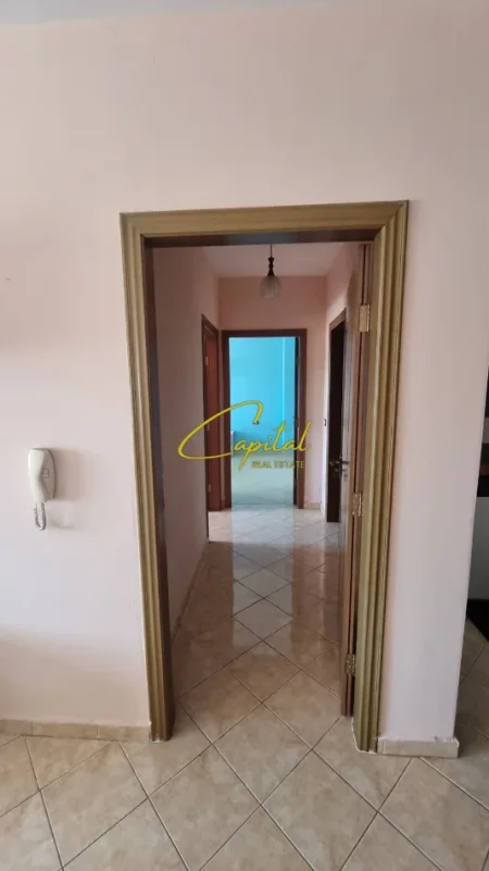 Tirane, jepet me qera apartament 2+1 Kati 7, 100 m² 400 € (YZBERISHT)