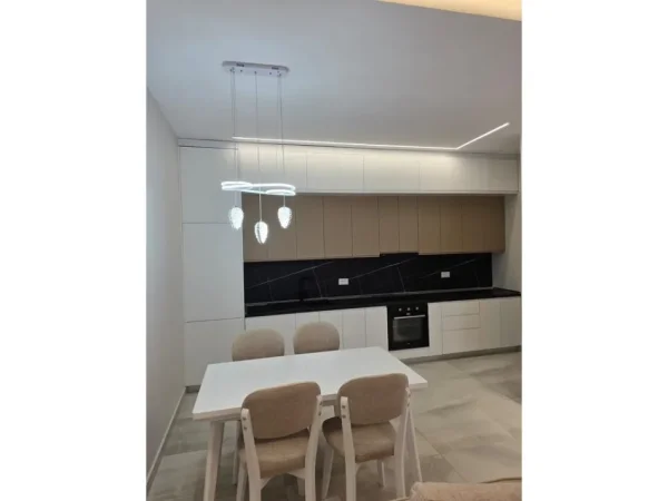 Tirane, jepet me qera apartament 2+1 Kati 4, 120 m² 1.100 € (Vasil Shanto Fron143012)