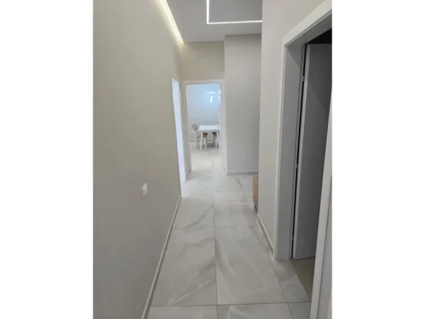 Tirane, jepet me qera apartament 2+1 Kati 4, 120 m² 1.100 € (Vasil Shanto Fron143012)
