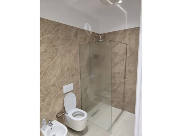Tirane, jepet me qera apartament 2+1 Kati 4, 120 m² 1.100 € (Vasil Shanto Fron143012)