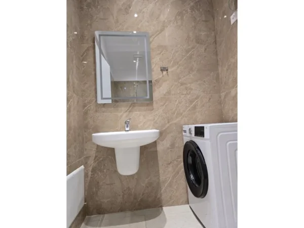 Tirane, jepet me qera apartament 2+1 Kati 4, 120 m² 1.100 € (Vasil Shanto Fron143012)