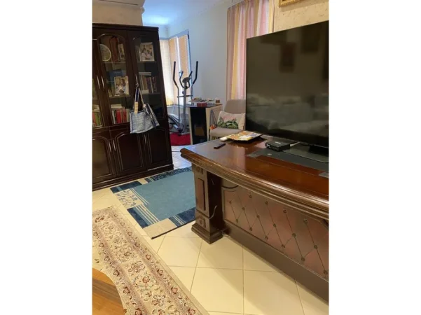 Tirane, jepet me qera apartament 3+1 Kati 4, 151 m² 1.000 € (Fresk)