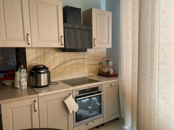 Tirane, jepet me qera apartament 3+1 Kati 4, 151 m² 1.000 € (Fresk)