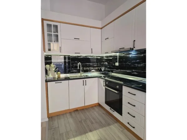 Tirane, jepet me qera apartament 2+1 Kati 7, 120 m² 1.200 € (Delijorgji partners142995)