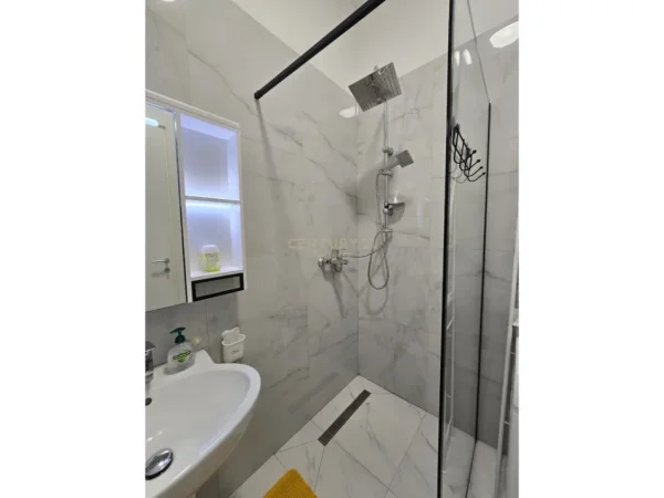 Tirane, jepet me qera apartament 2+1 Kati 7, 120 m² 1.200 € (Delijorgji partners142995)