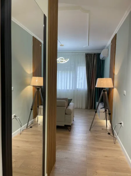 Tirane, jepet me qera apartament 2+1 , 110 m² 950 € (Komuna e Parisit, prane Kristal Center)