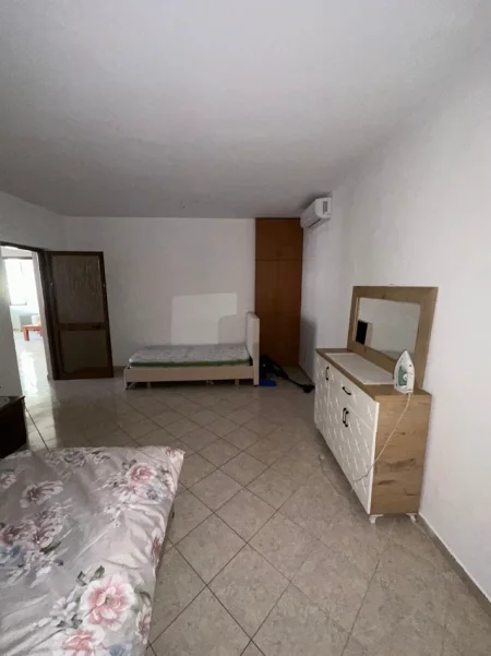 Tirane, jepet me qera apartament 1+1+Ballkon Kati 1, 80 m² 600 € (Rruga Kavajes)