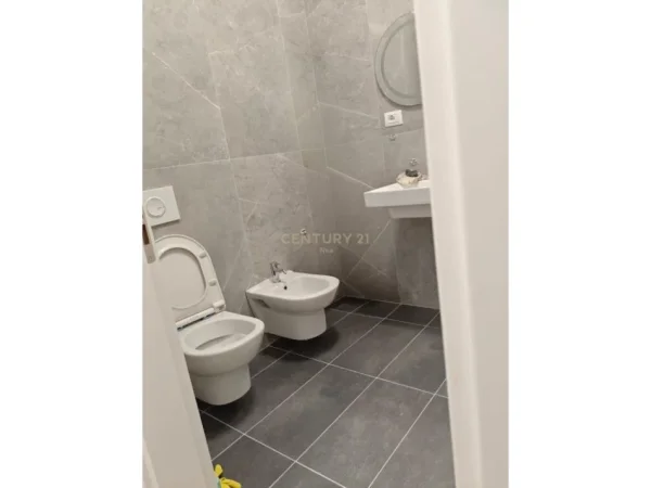 Tirane, jepet me qera apartament 1+1 Kati 10, 59 m² 450 € (QTU Nea143021)