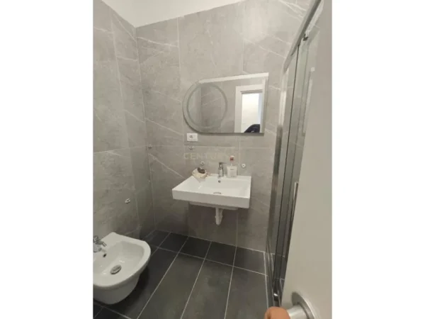 Tirane, jepet me qera apartament 1+1 Kati 10, 59 m² 450 € (QTU Nea143021)