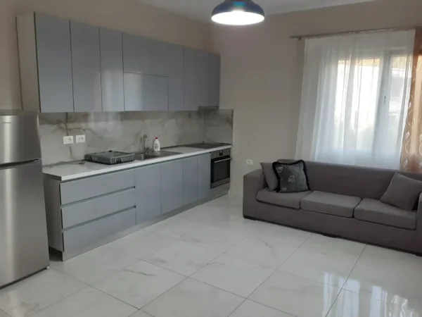 Tirane, jepet me qera shtepi 3+1+Aneks+Ballkon Kati 3, 140 m² 550 € (Pallati Brigadave)
