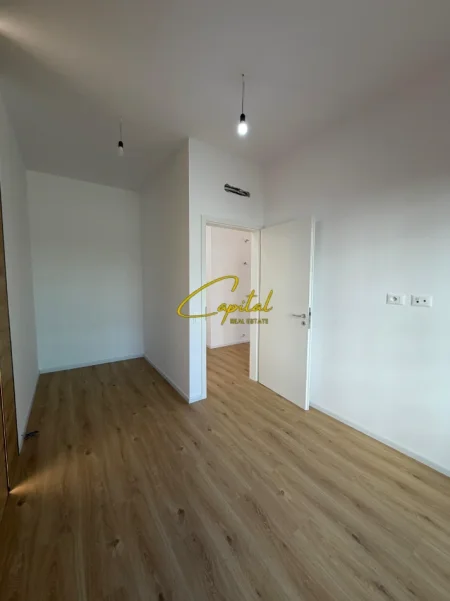 Tirane, jepet me qera ambjent biznesi Kati 0, 70 m² 400 € (ALI DEMI)