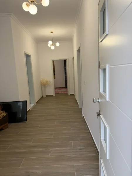Tirane, jepet me qera apartament 2+1 Kati 1, 500 € (bulevardi i ri)
