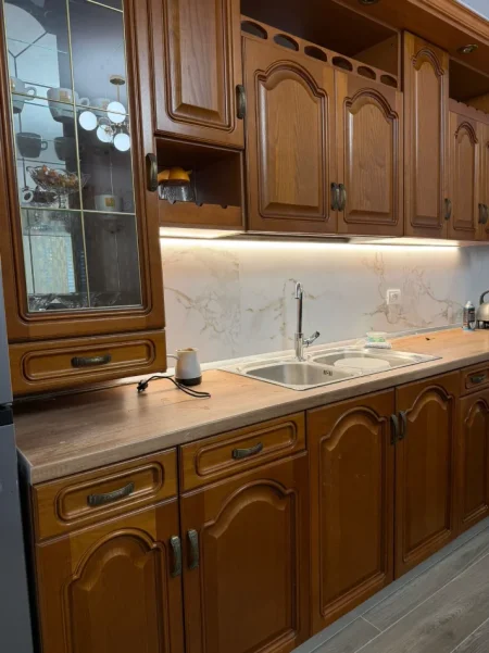 Tirane, jepet me qera apartament 2+1 Kati 1, 500 € (bulevardi i ri)