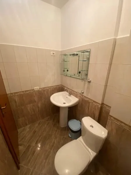 Tirane, jepet me qera Apartament 2+1 Kati 3, Mobiluar, Cmimi 50.000 Lekë të Reja,  në KINOSTUDIO, Tiranë