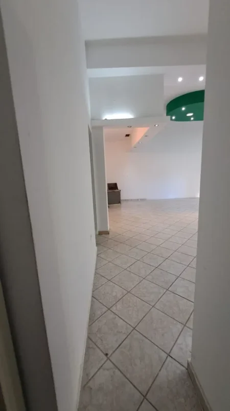 Tirane, jepet me qera ambjent biznesi Kati 0, 60 m² 600 € (Square 21, Tiranë)