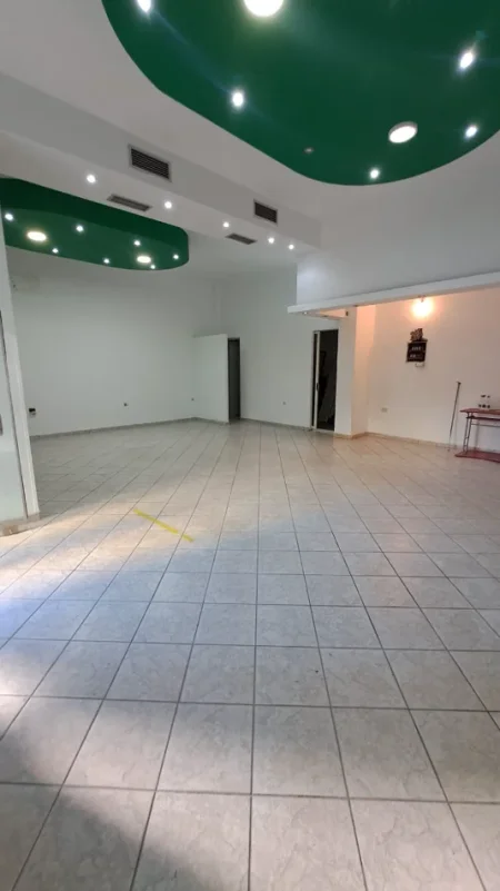 Tirane, jepet me qera ambjent biznesi Kati 0, 60 m² 600 € (Square 21, Tiranë)