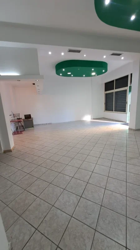 Tirane, jepet me qera ambjent biznesi Kati 0, 60 m² 600 € (Square 21, Tiranë)