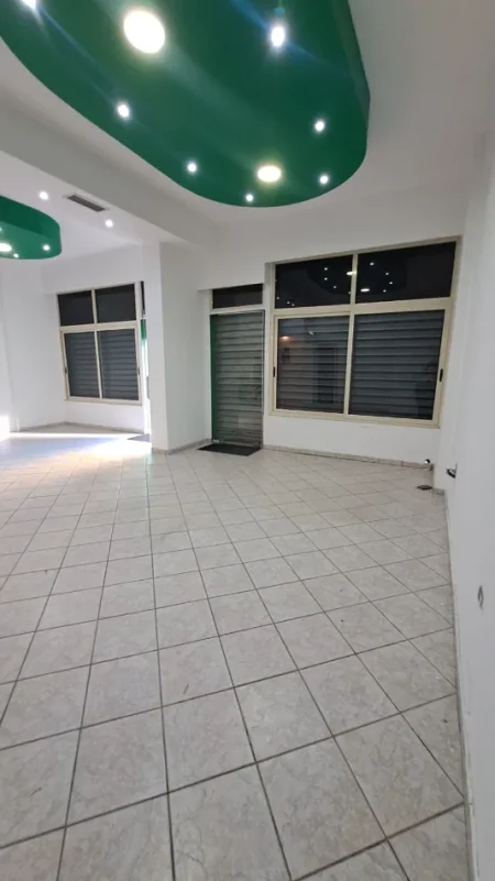 Tirane, jepet me qera ambjent biznesi Kati 0, 60 m² 600 € (Square 21, Tiranë)