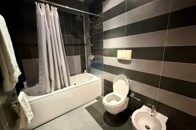 Tirane, shitet apartament 4+1 , 600.000 € (Selvia)