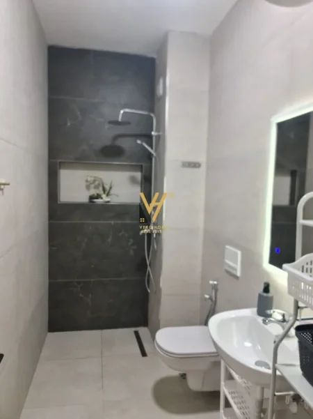 Tirane, jepet me qera apartament 1+1+Ballkon Kati 8, 60 m² 550 € (5 MAJI)
