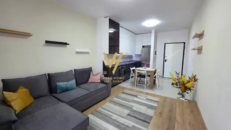 Tirane, jepet me qera apartament 1+1+Ballkon Kati 8, 60 m² 550 € (5 MAJI)