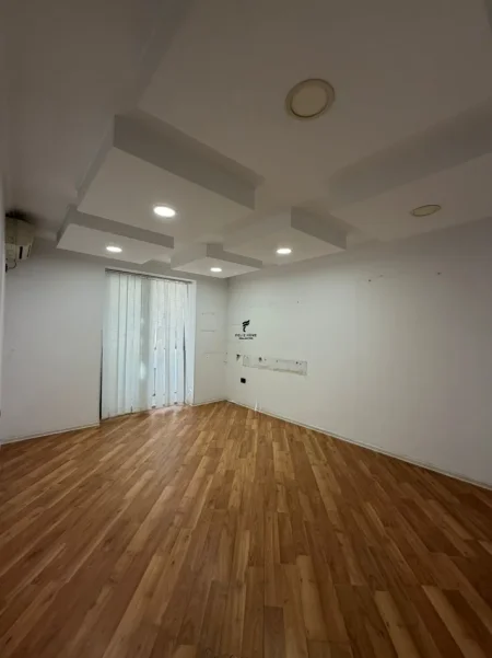 Tirane, jepet me qera zyre Kati 2, 70 m² 800 € (RRUGA E KAVAJES)