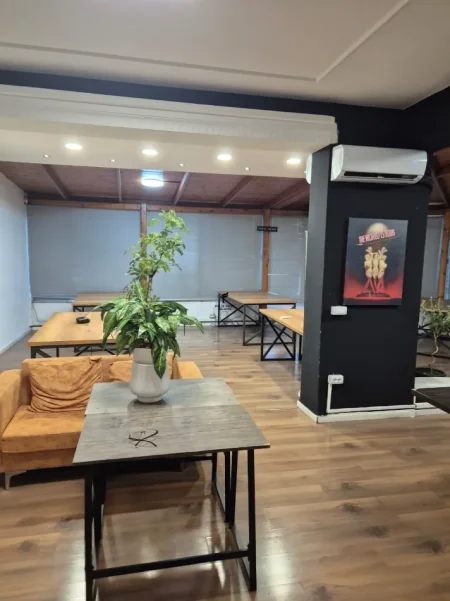 Tirane, jepet me qera zyre Kati 1, 154 m² 900 € (RRUGA E KAVAJES)