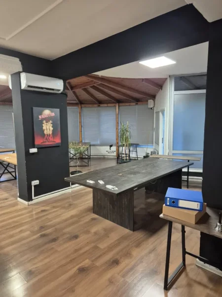 Tirane, jepet me qera zyre Kati 1, 154 m² 900 € (RRUGA E KAVAJES)