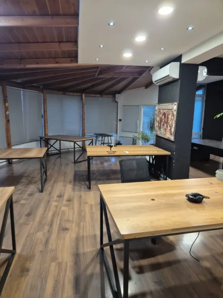 Tirane, jepet me qera zyre Kati 1, 154 m² 900 € (RRUGA E KAVAJES)