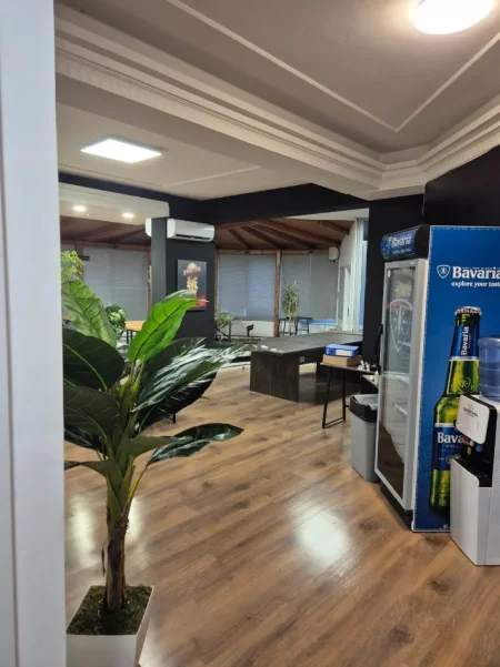 Tirane, jepet me qera zyre Kati 1, 154 m² 900 € (RRUGA E KAVAJES)
