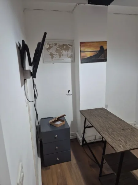 Tirane, jepet me qera zyre Kati 1, 154 m² 900 € (RRUGA E KAVAJES)