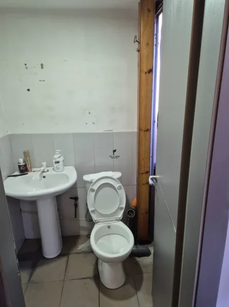 Tirane, jepet me qera zyre Kati 1, 154 m² 900 € (RRUGA E KAVAJES)