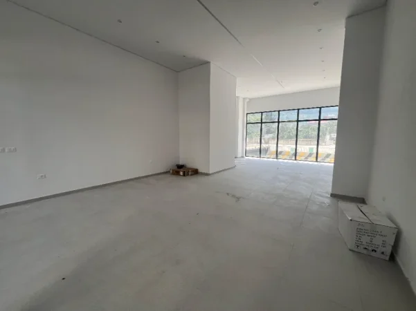Vlore - Lungomare, jepet me qera dyqan Kati 0, 67 m² 650 € (Rruga Dhimitër Konomi, Vlore)