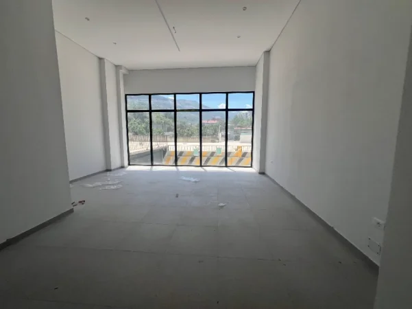 Vlore - Lungomare, jepet me qera dyqan Kati 0, 67 m² 650 € (Rruga Dhimitër Konomi, Vlore)