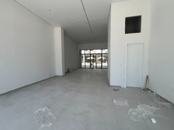 Vlore - Lungomare, jepet me qera dyqan Kati 0, 67 m² 650 € (Rruga Dhimitër Konomi, Vlore)