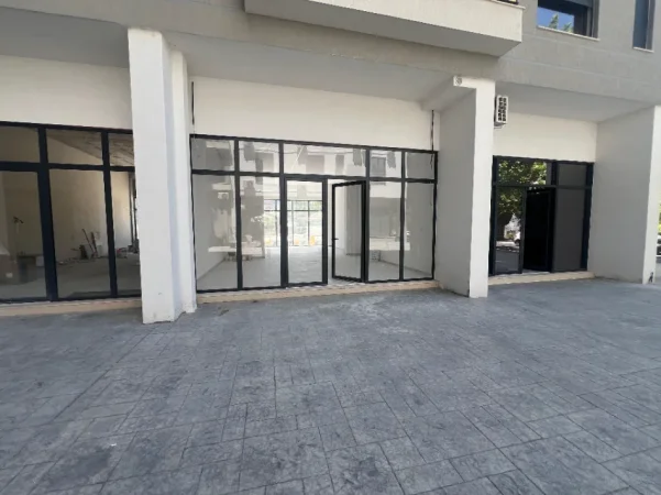 Vlore - Lungomare, jepet me qera dyqan Kati 0, 67 m² 650 € (Rruga Dhimitër Konomi, Vlore)